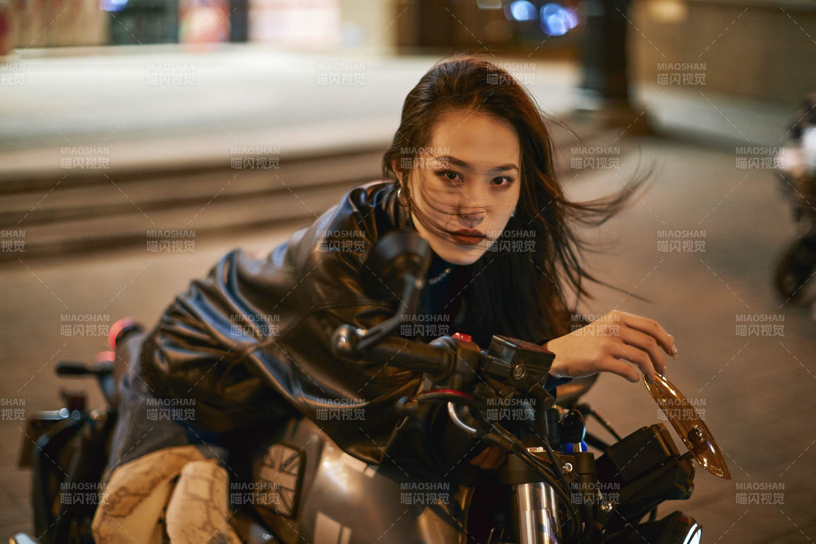 夜晚霓虹下骑摩托的少女图片