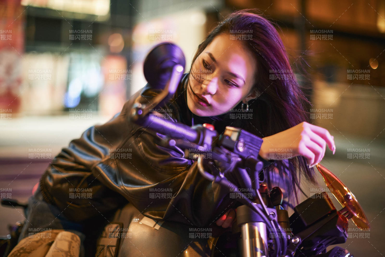 夜晚霓虹下骑摩托的少女图片