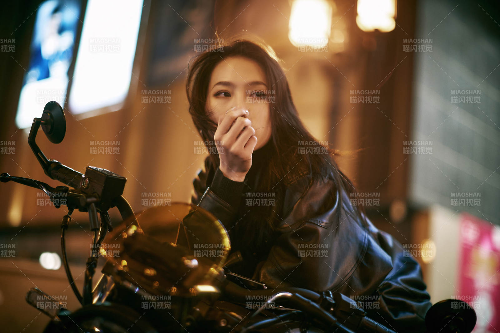 夜晚霓虹下骑摩托的少女图片
