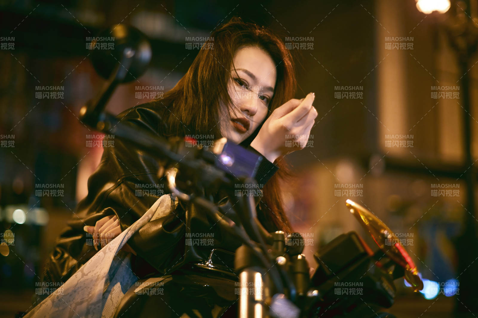 夜晚霓虹下骑摩托的少女图片