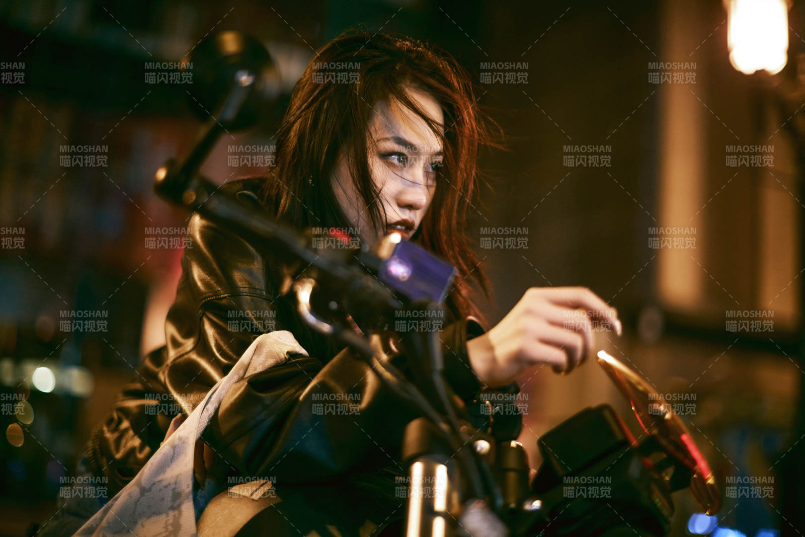 夜晚霓虹下骑摩托的少女图片