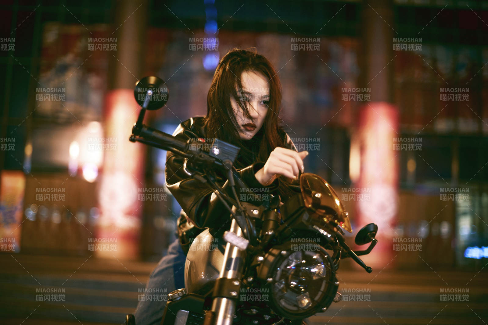 夜晚霓虹下骑摩托的少女图片