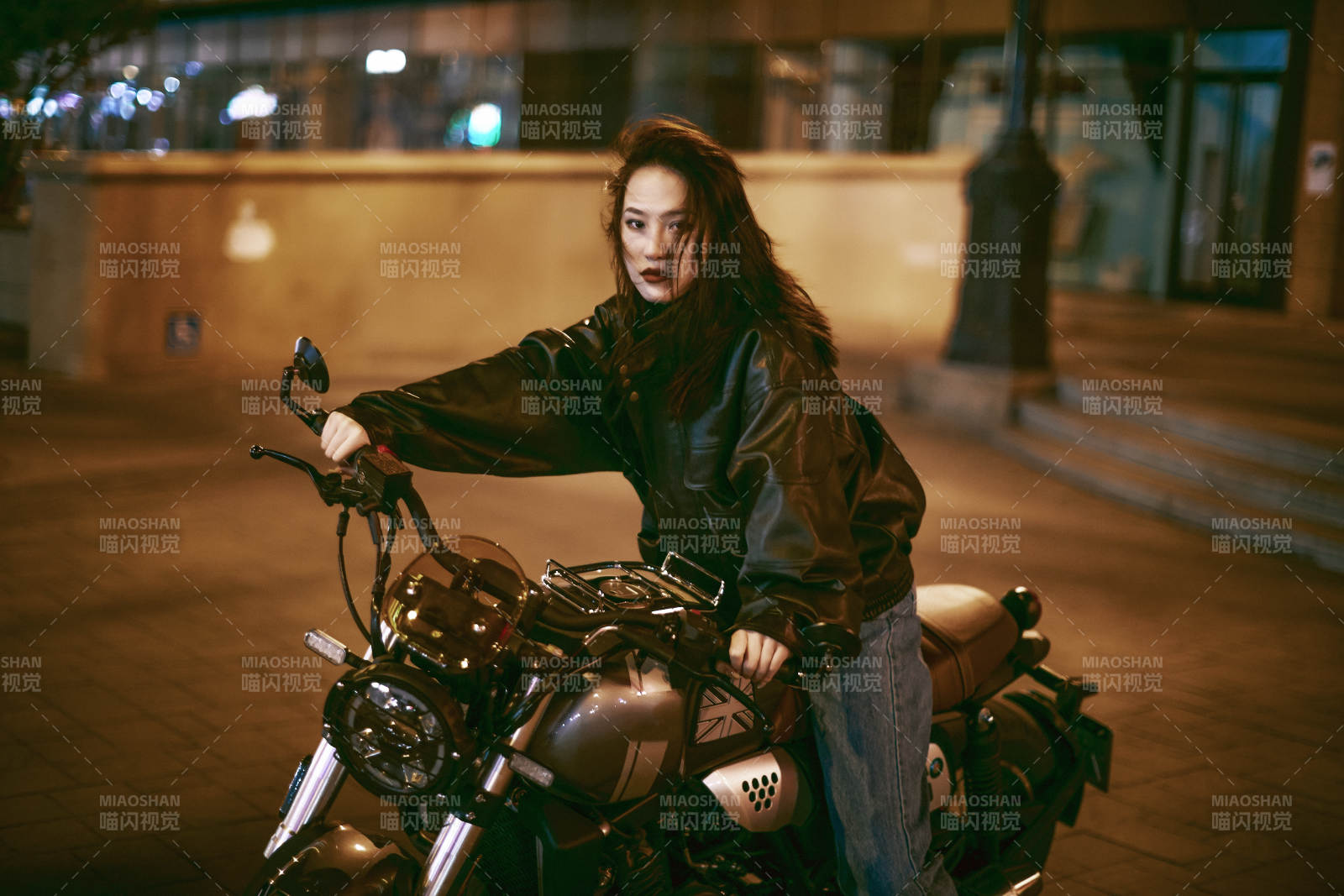 夜晚霓虹下骑摩托的少女图片