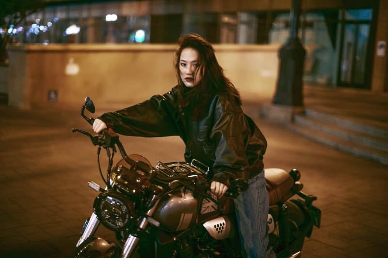 夜晚霓虹下骑摩托的少女图片