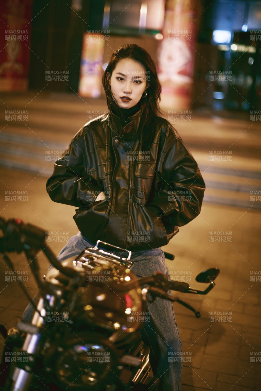 夜晚霓虹下骑摩托的少女图片