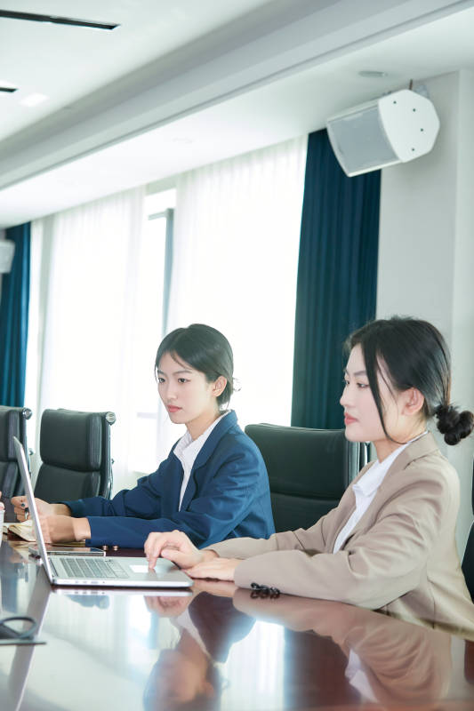 在室内使用电脑办公的亚洲白领女性图片