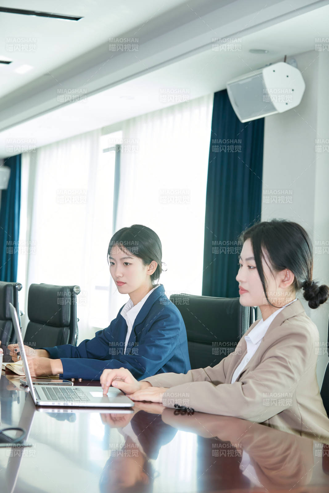 在室内使用电脑办公的亚洲白领女性图片