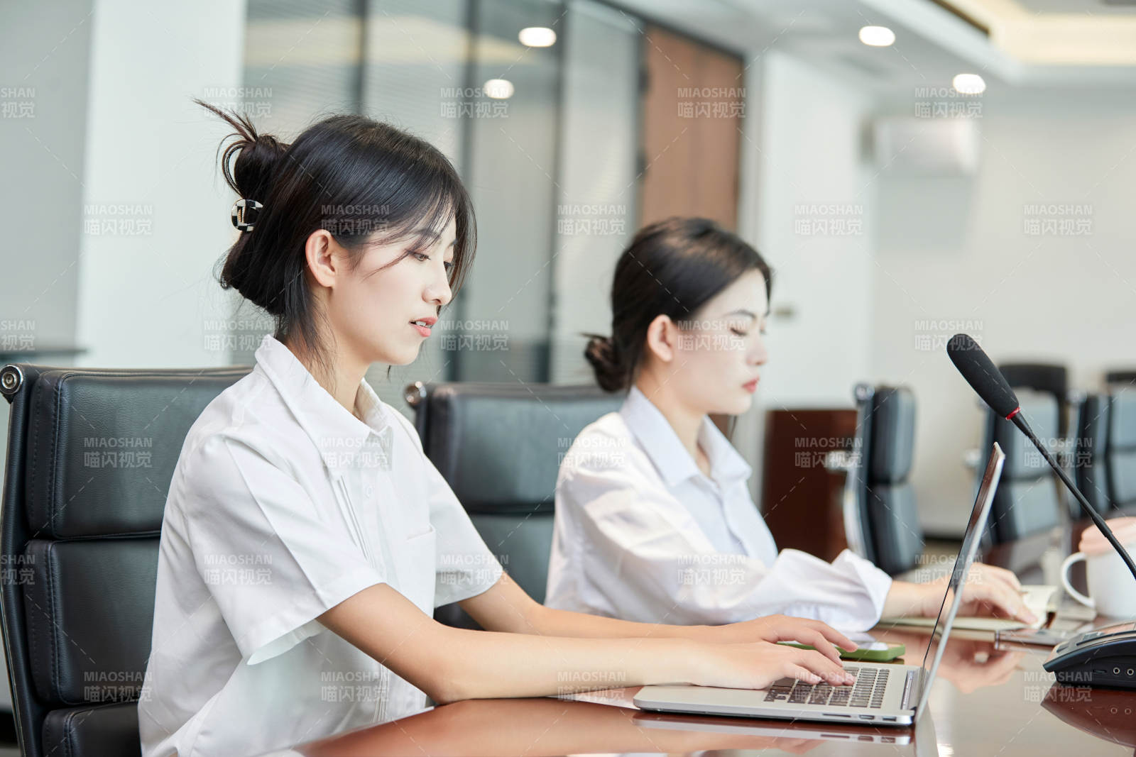 在室内使用电脑办公的亚洲白领女性图片