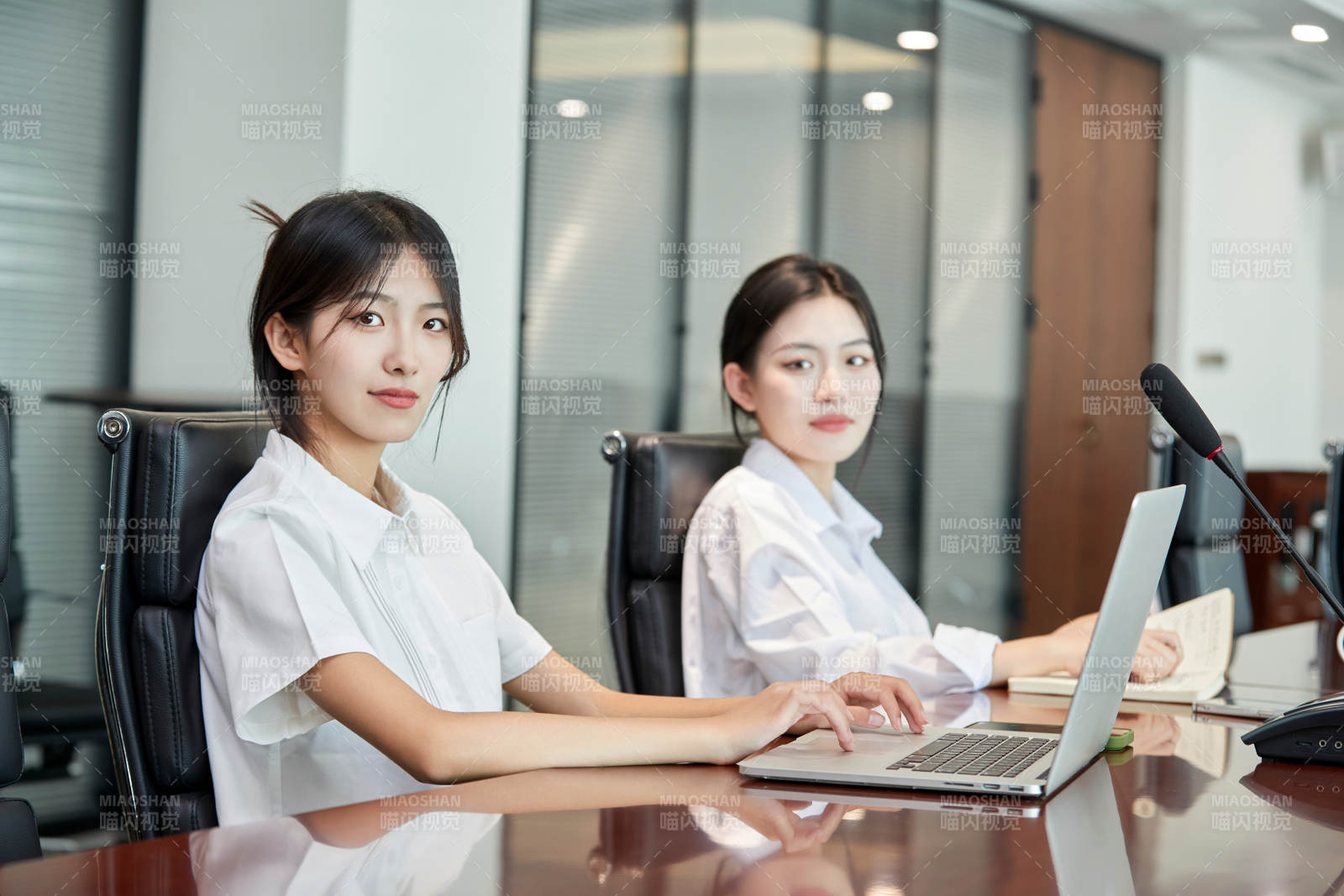 在室内使用电脑办公的亚洲白领女性图片