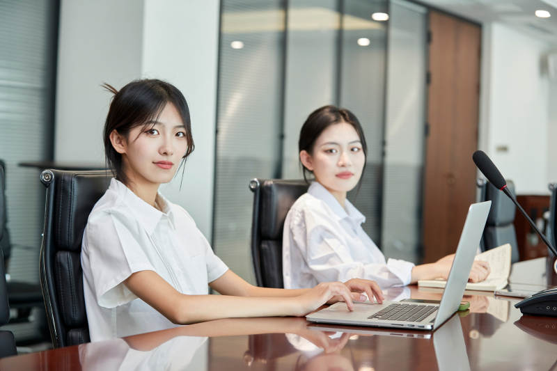 在室内使用电脑办公的亚洲白领女性图片