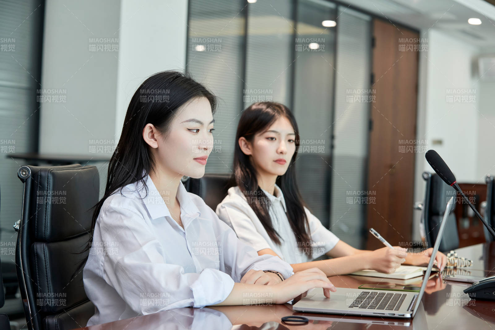 在室内使用电脑办公的亚洲白领女性图片