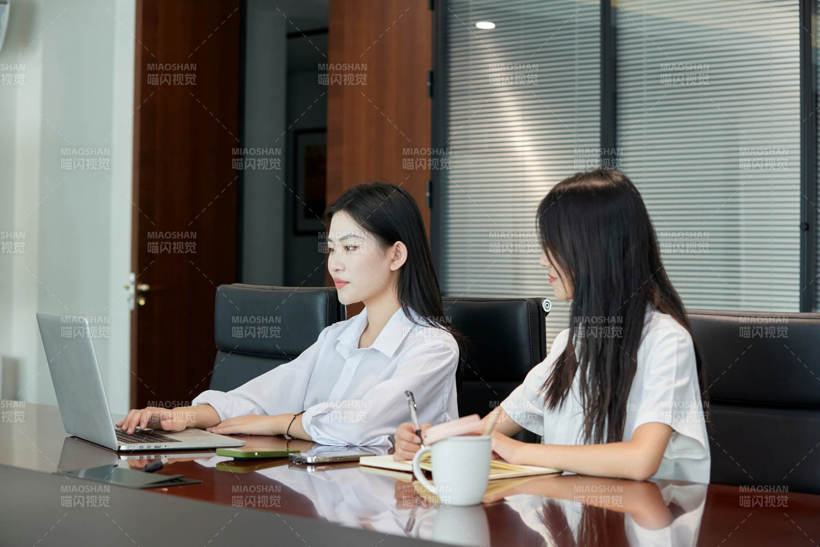 在室内使用电脑办公的亚洲白领女性图片