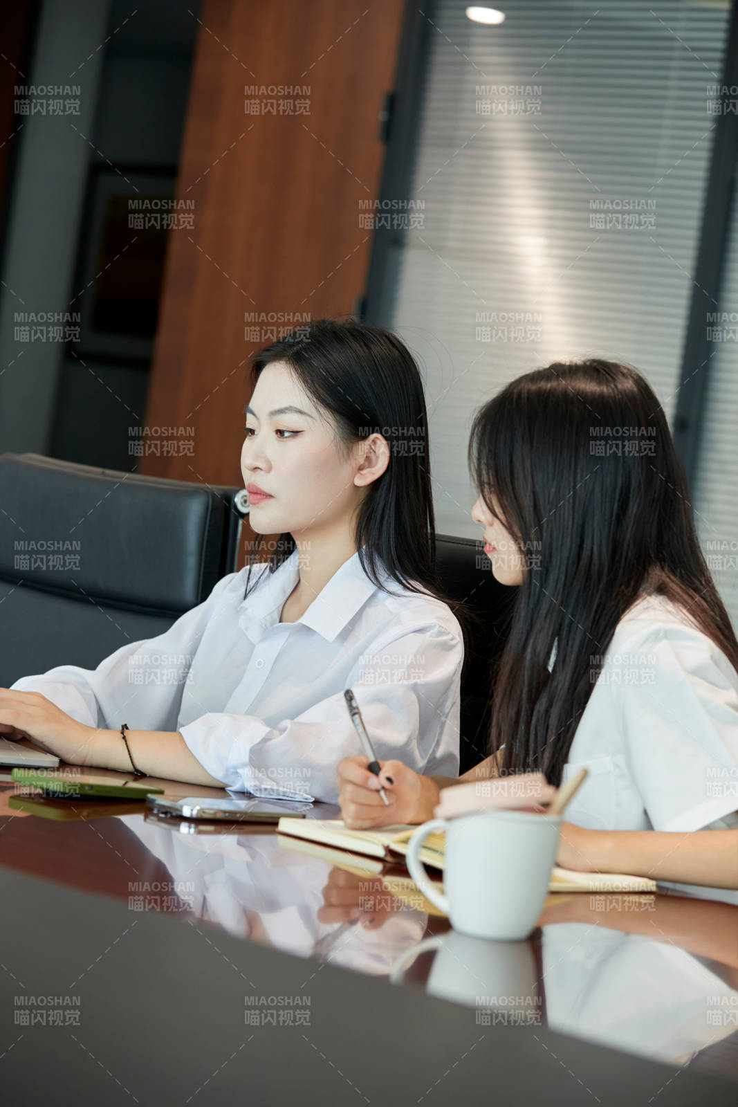 在室内使用电脑办公的亚洲白领女性图片