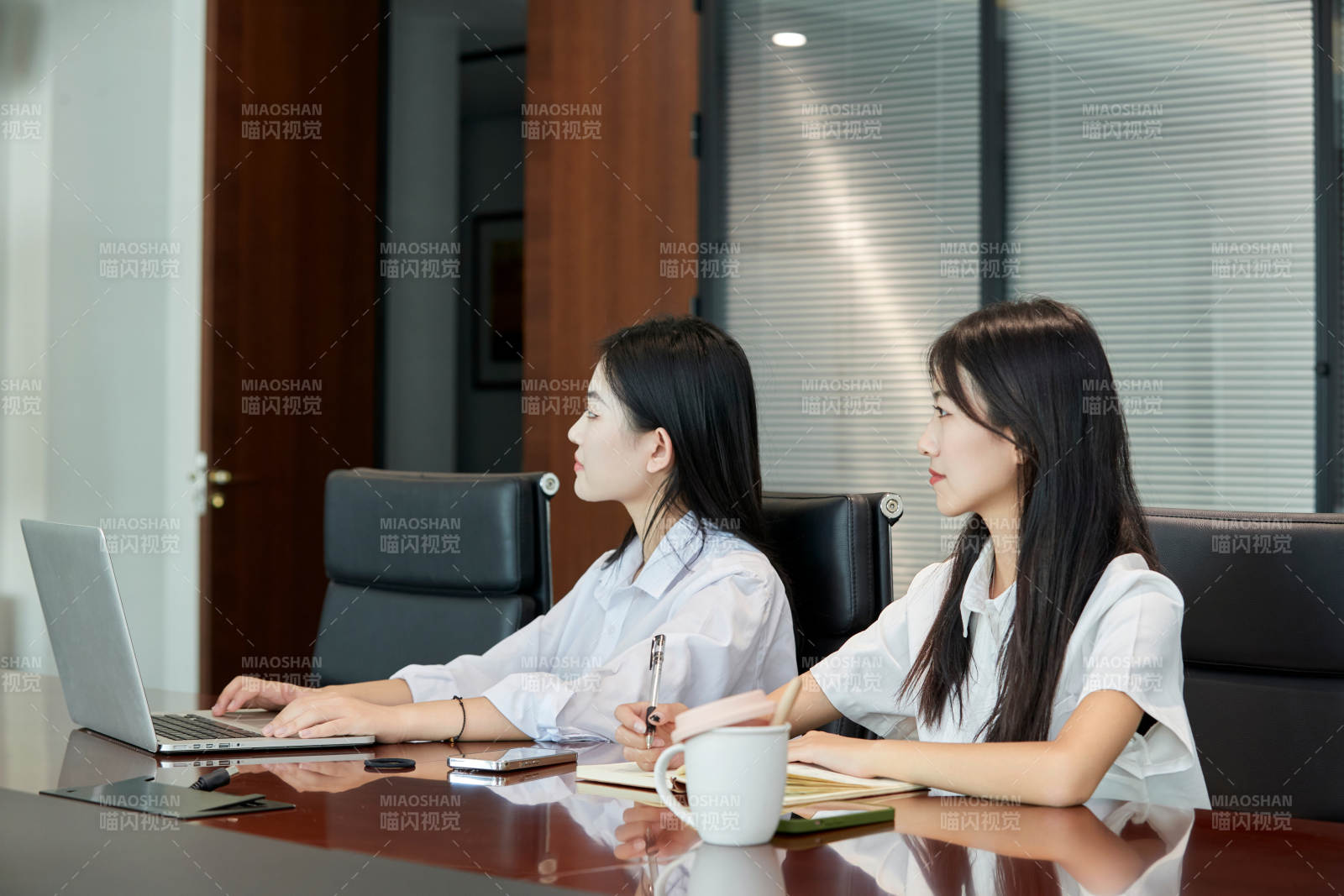 在室内使用电脑办公的亚洲白领女性图片