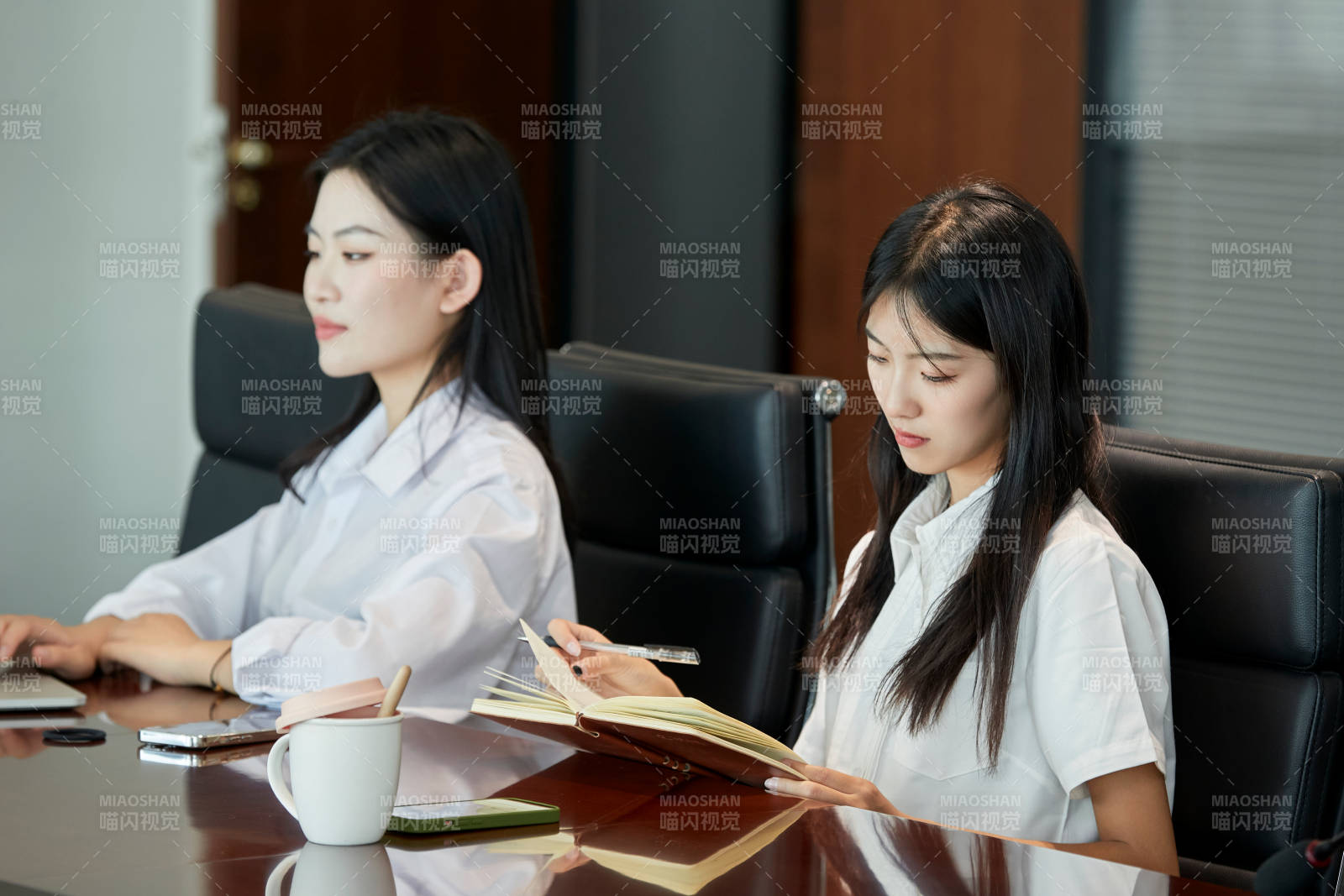 在室内使用电脑办公的亚洲白领女性图片