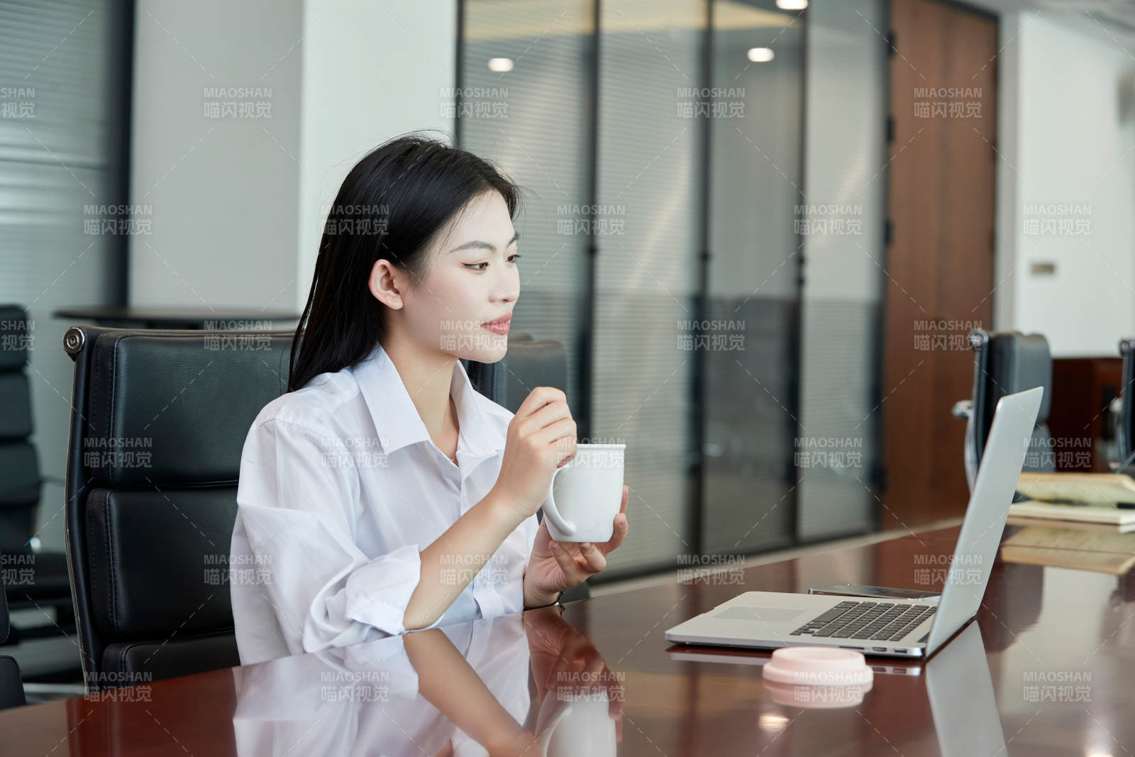 在室内使用电脑办公的亚洲白领女性图片