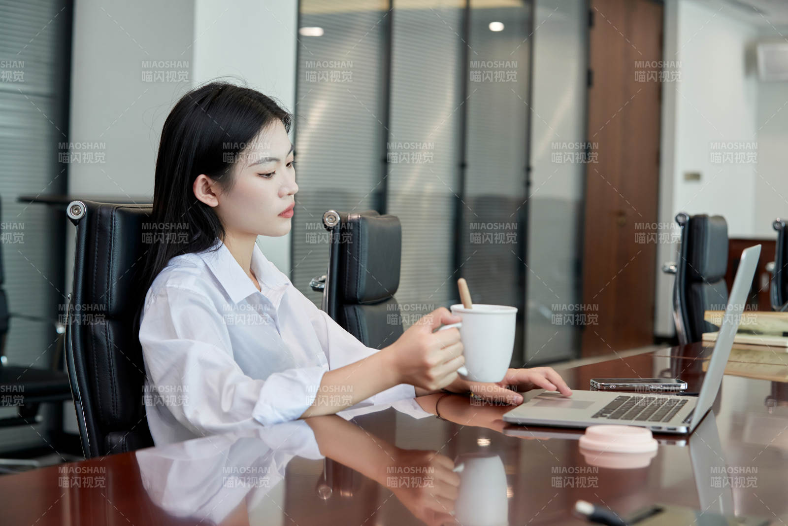 在室内使用电脑办公的亚洲白领女性图片