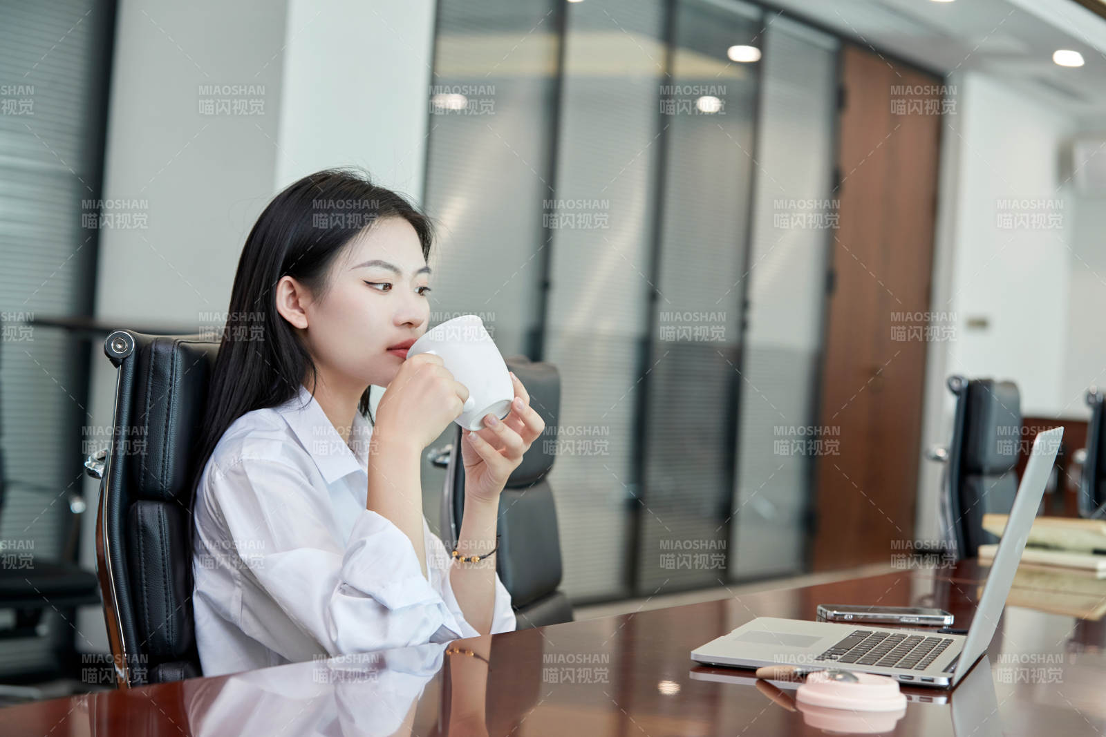 在室内使用电脑办公的亚洲白领女性图片