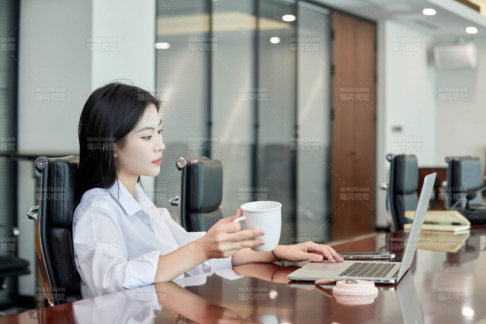 在室内使用电脑办公的亚洲白领女性图片