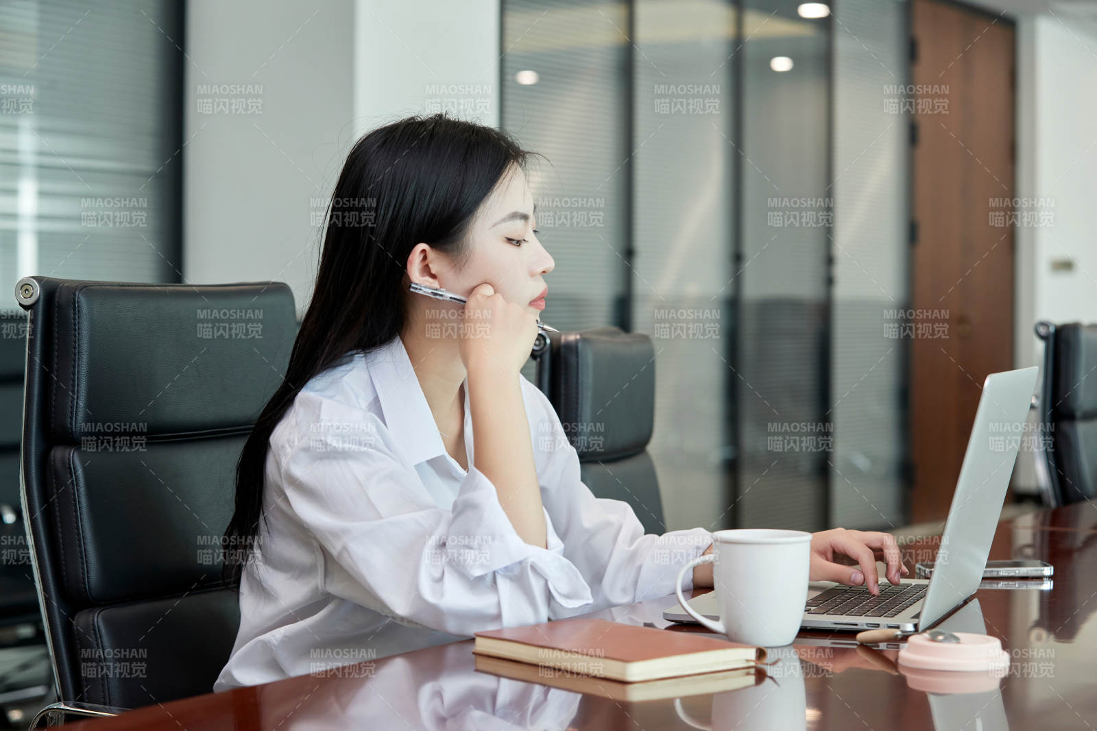 在室内使用电脑办公的亚洲白领女性图片