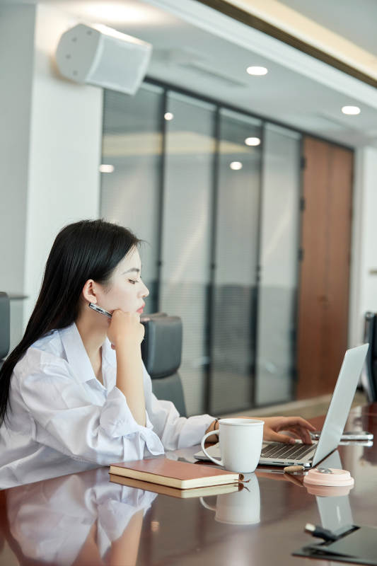 在室内使用电脑办公的亚洲白领女性图片