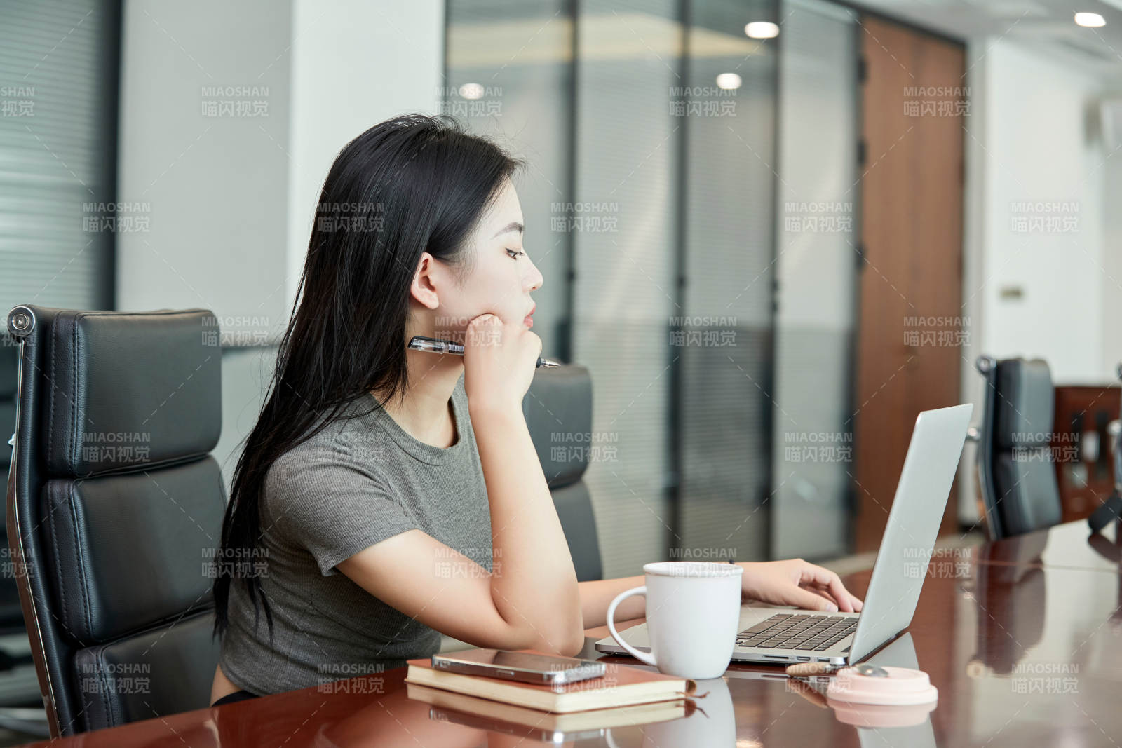 在室内使用电脑办公的亚洲白领女性图片