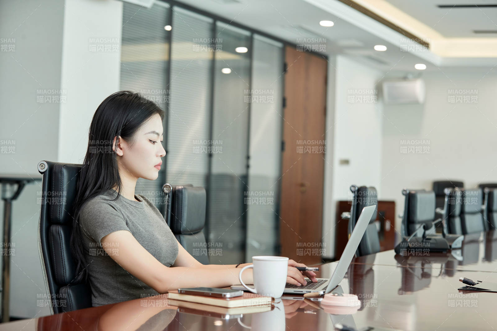 在室内使用电脑办公的亚洲白领女性图片