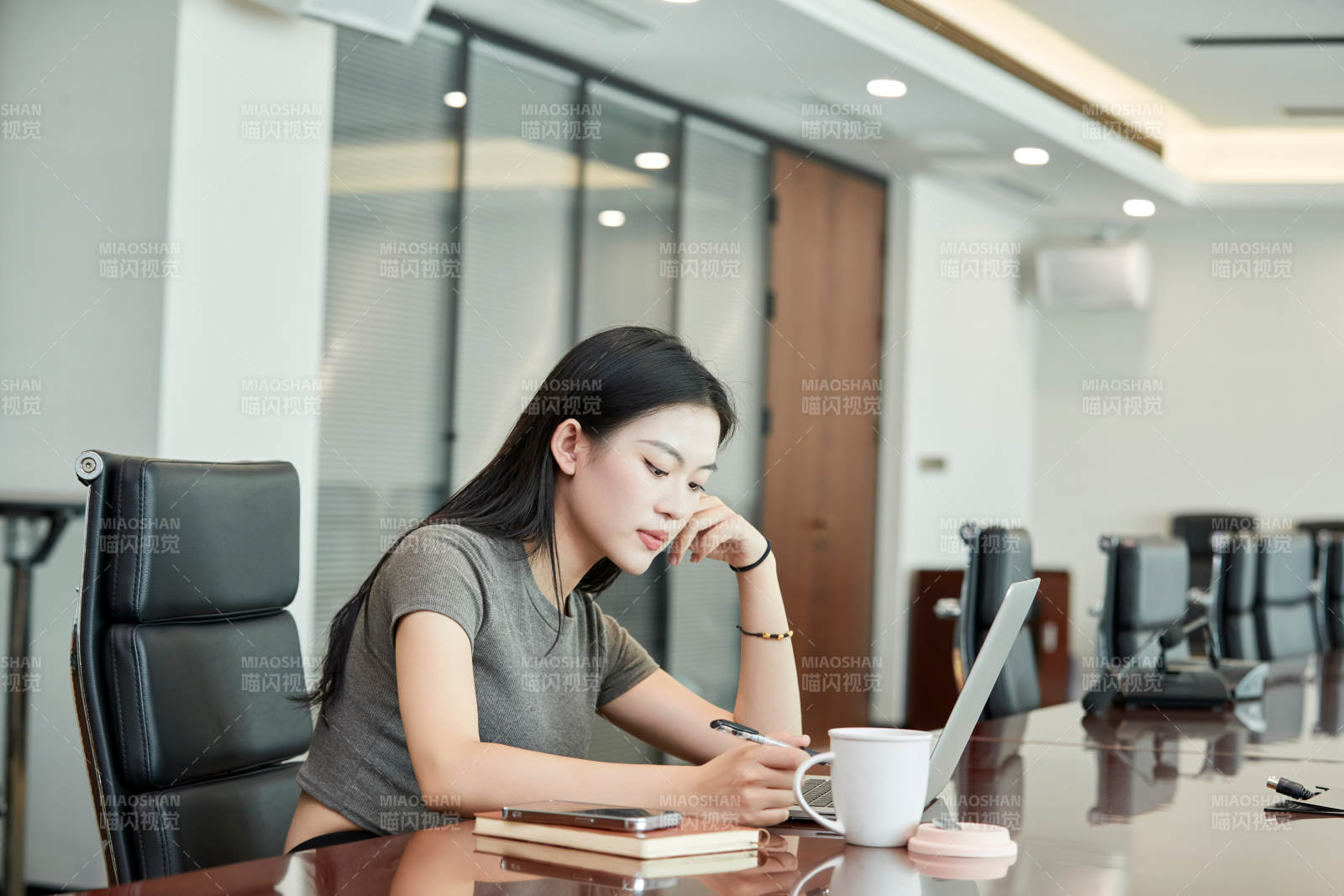 在室内使用电脑办公的亚洲白领女性图片