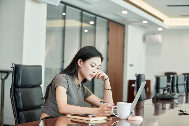 在室内使用电脑办公的亚洲白领女性图片