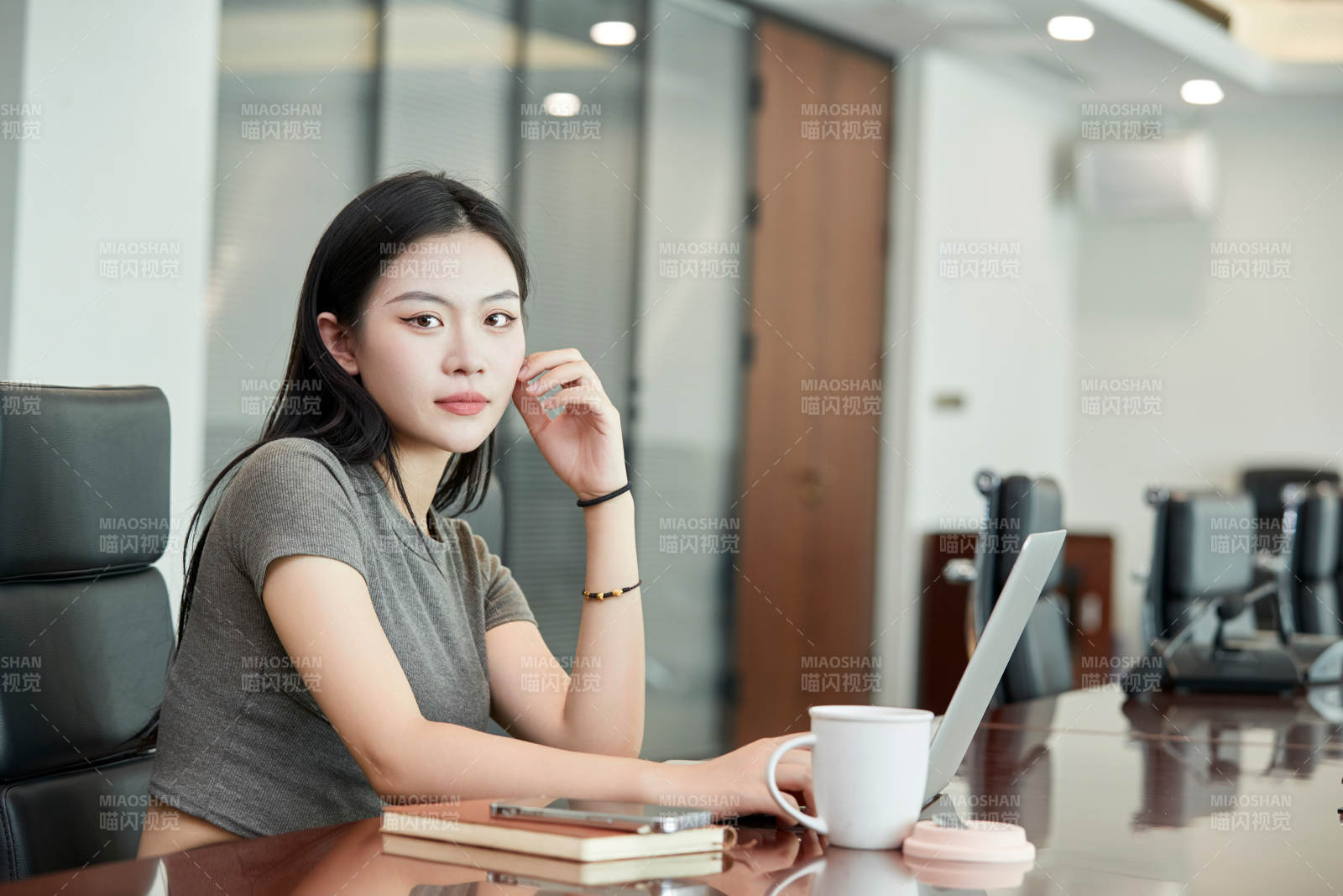 在室内使用电脑办公的亚洲白领女性图片