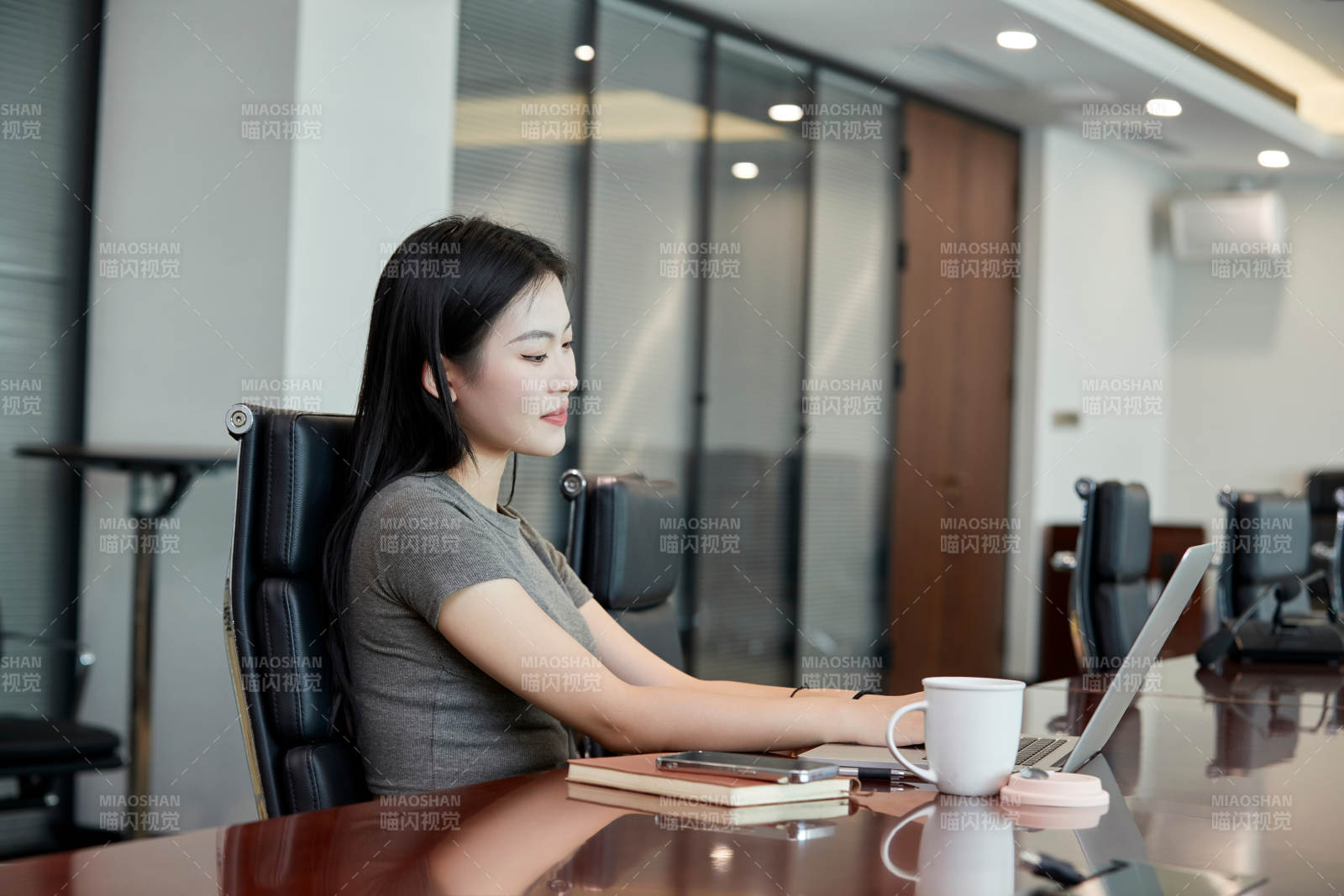 在室内使用电脑办公的亚洲白领女性图片