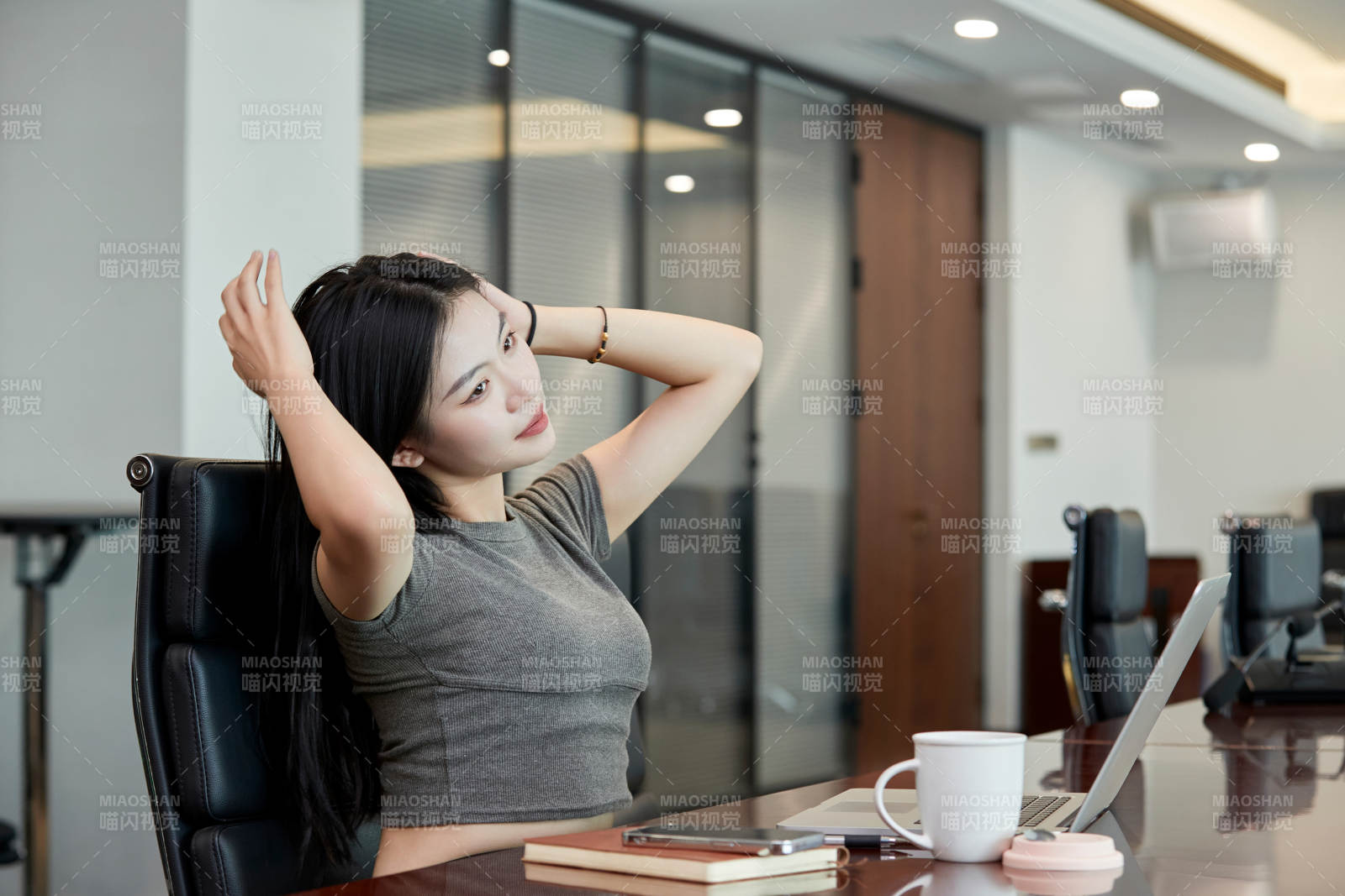 在室内使用电脑办公的亚洲白领女性图片