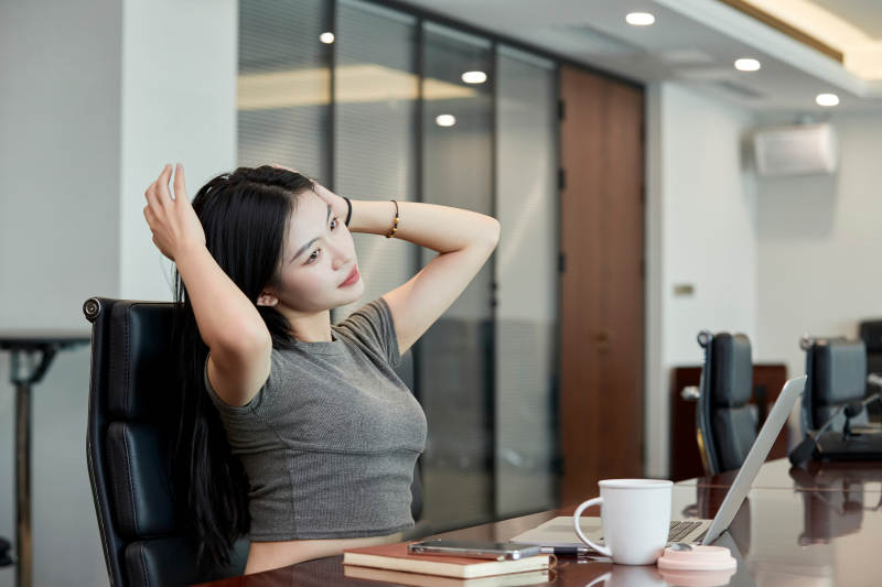 在室内使用电脑办公的亚洲白领女性图片