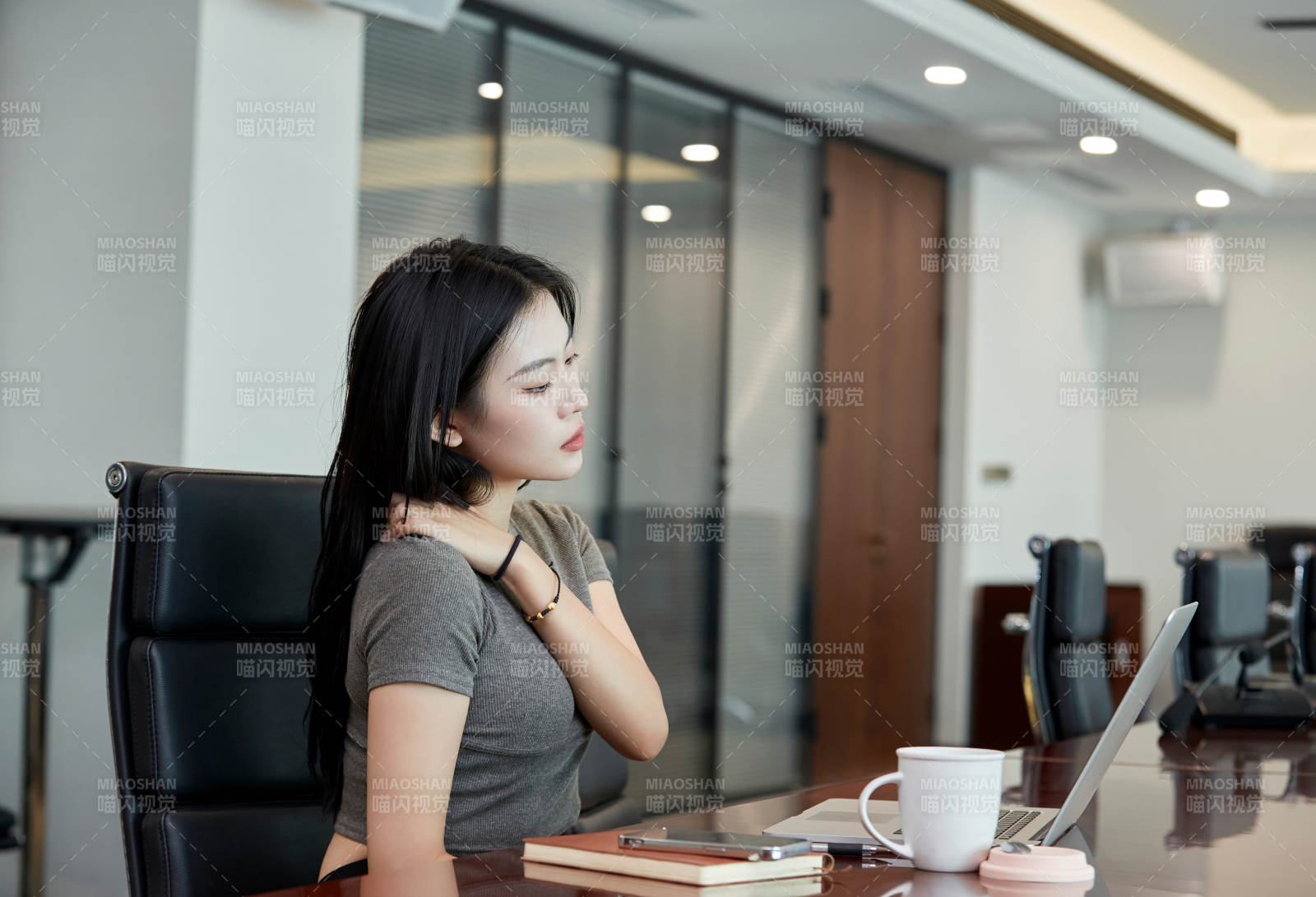 在室内使用电脑办公的亚洲白领女性图片