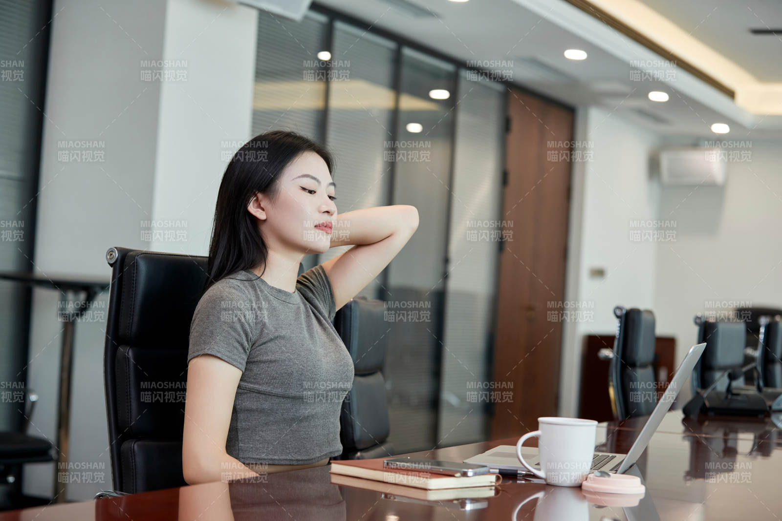 在室内使用电脑办公的亚洲白领女性图片