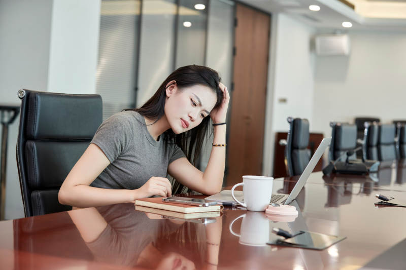 在室内使用电脑办公的亚洲白领女性图片