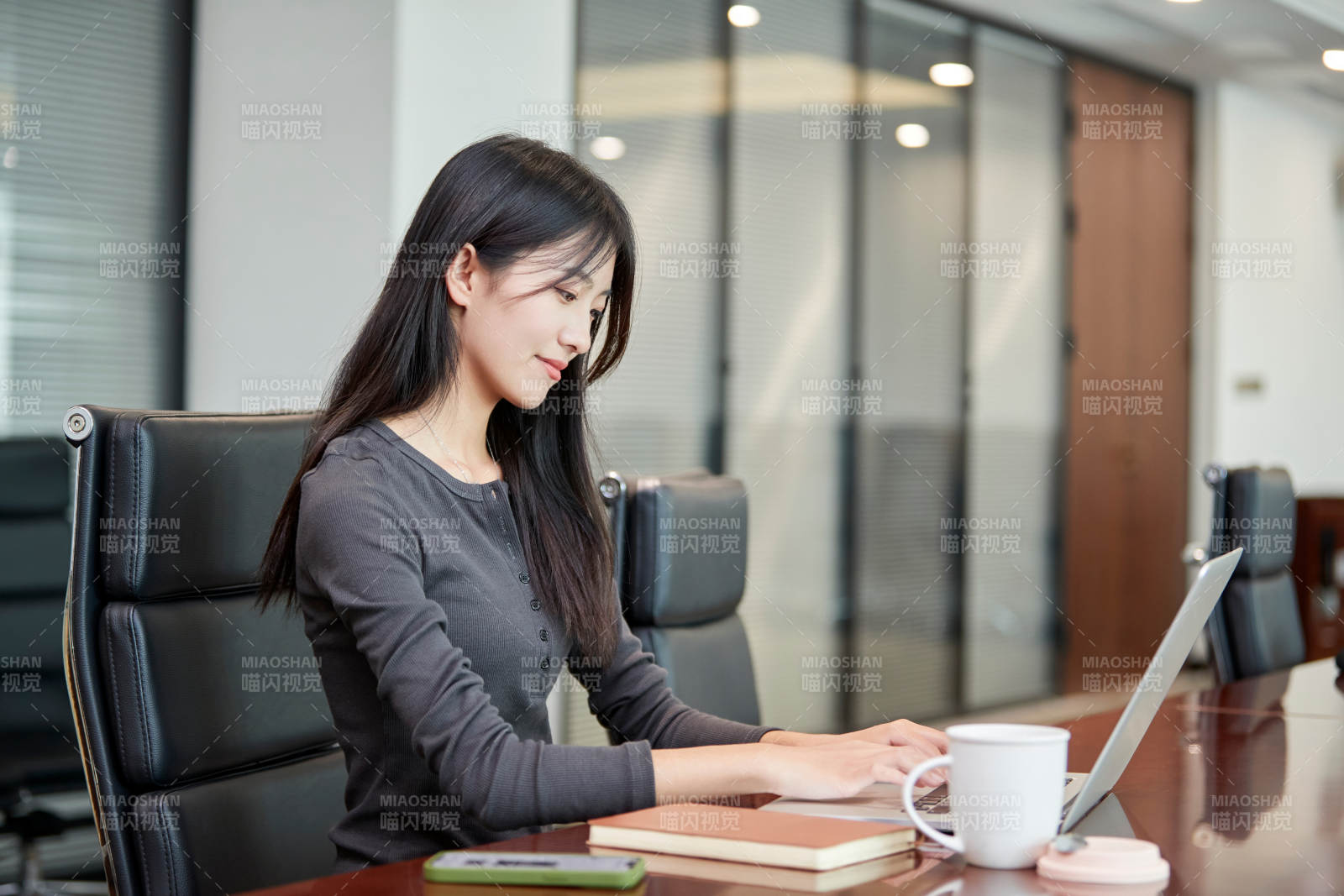 在室内使用电脑办公的亚洲白领女性图片