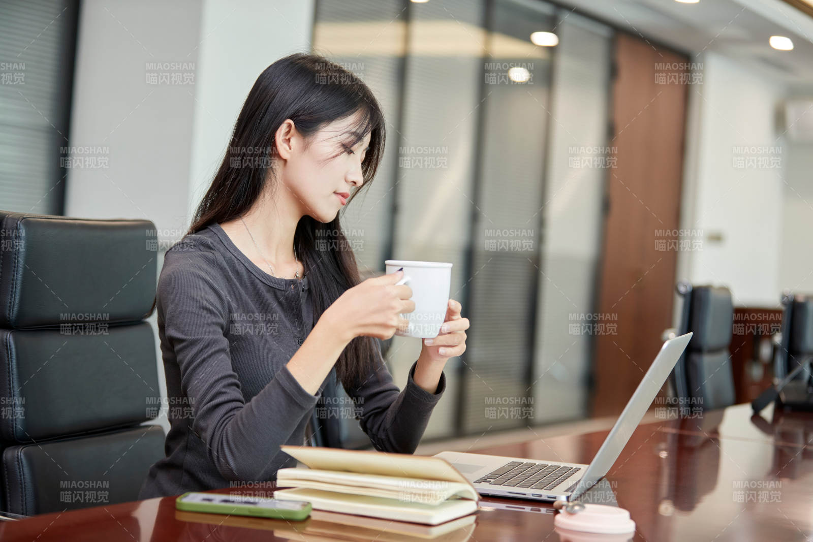 在室内使用电脑办公的亚洲白领女性图片