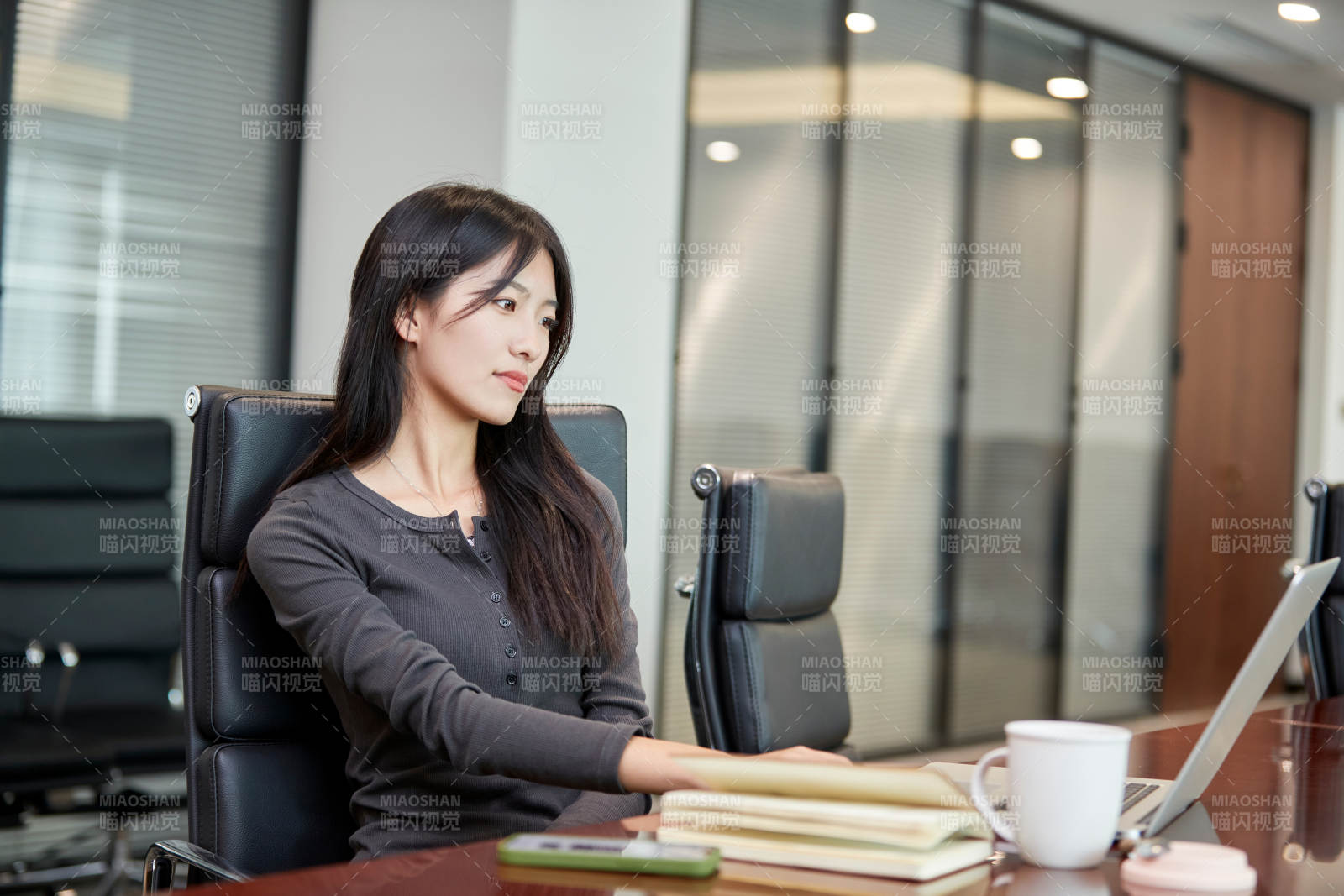 在室内使用电脑办公的亚洲白领女性图片