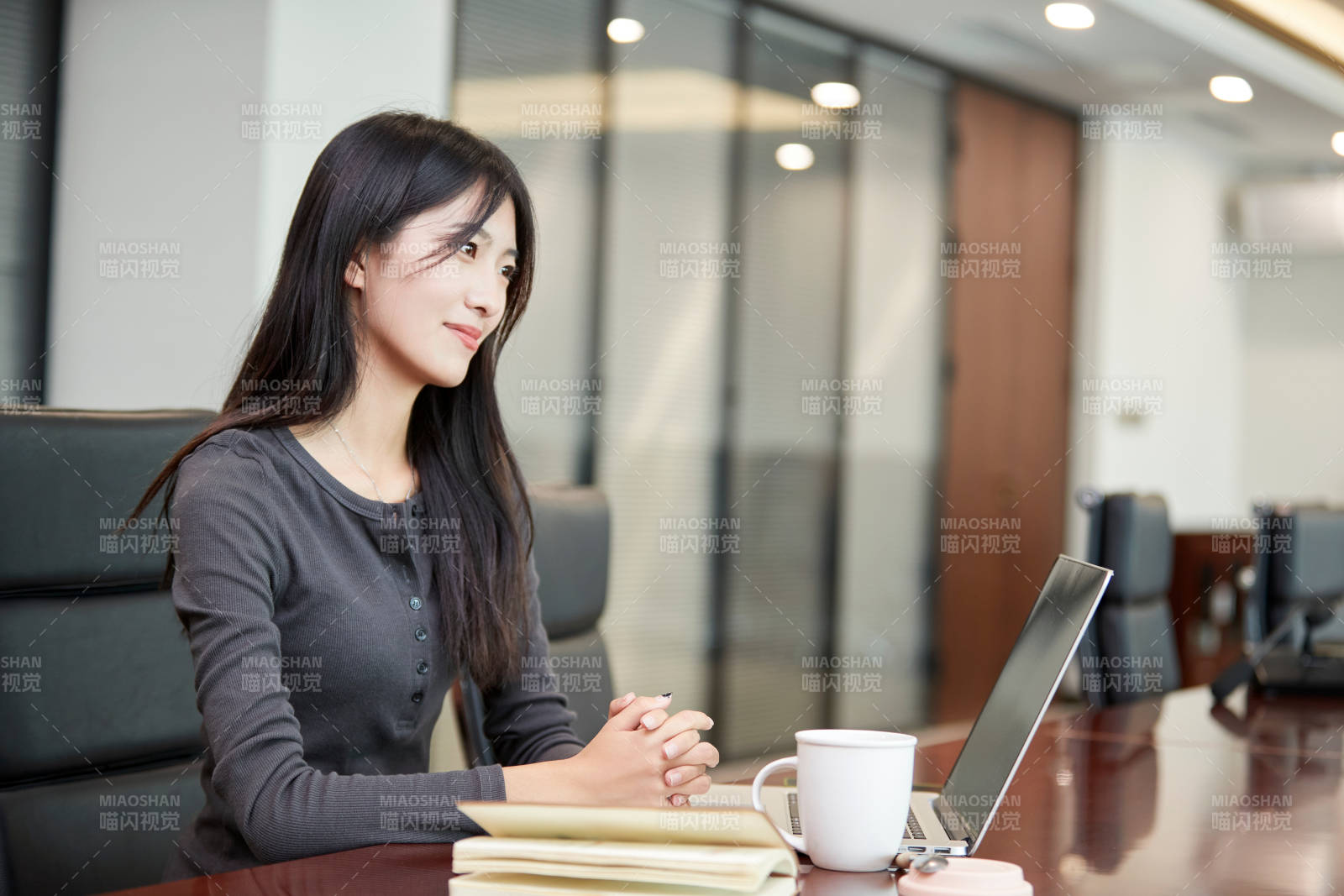 在室内使用电脑办公的亚洲白领女性图片