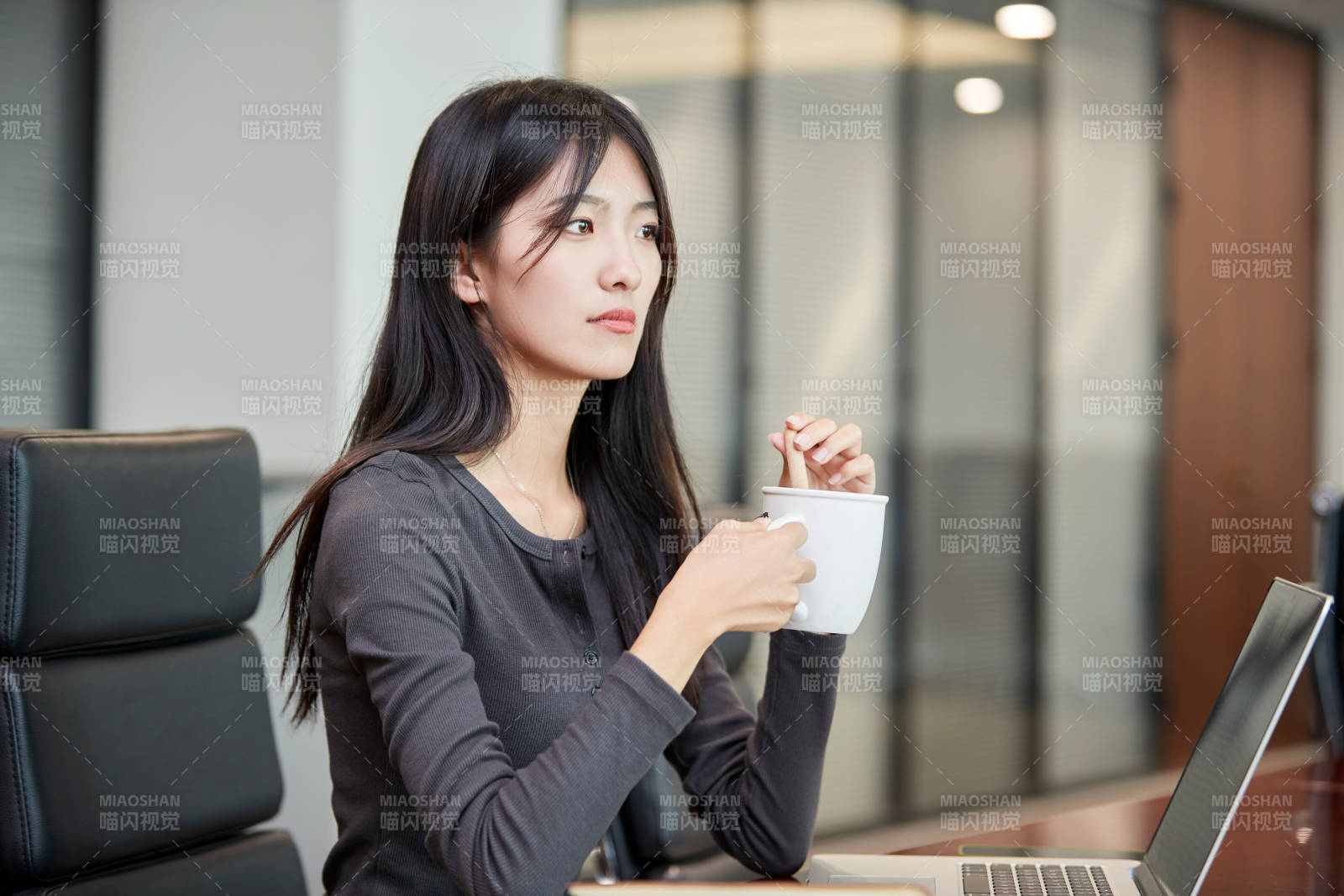 在室内使用电脑办公的亚洲白领女性图片