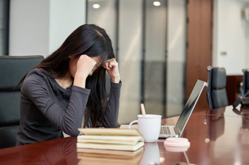 在室内使用电脑办公的亚洲白领女性图片