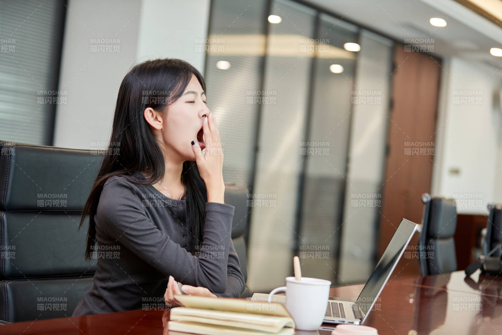 在室内使用电脑办公的亚洲白领女性图片