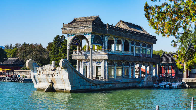 石舫静泊湖心图片