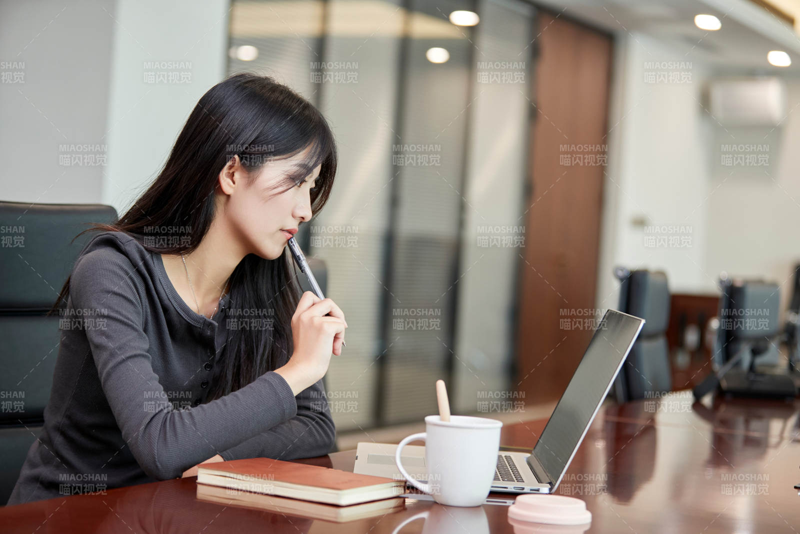 在室内使用电脑办公的亚洲白领女性图片