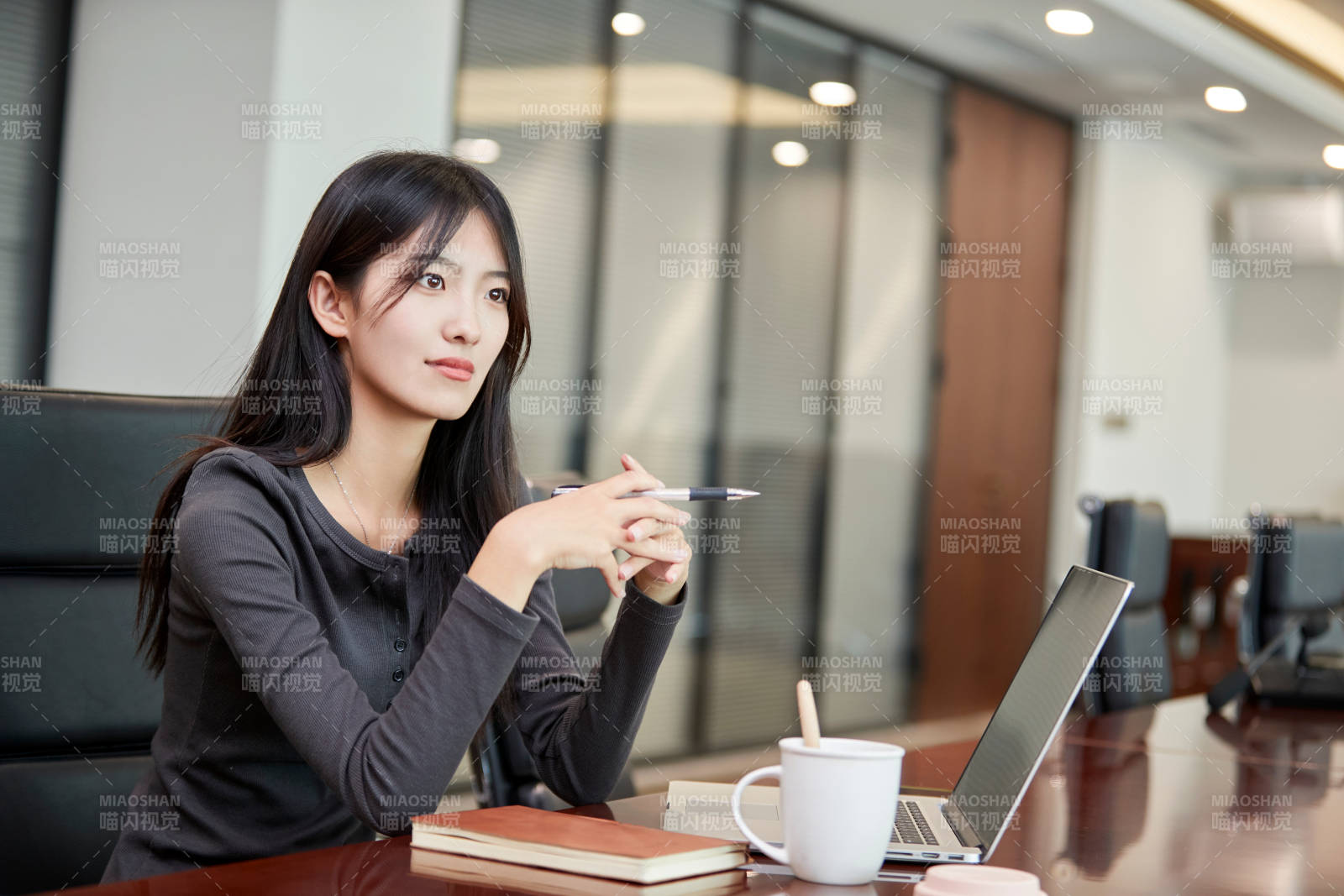 在室内使用电脑办公的亚洲白领女性图片