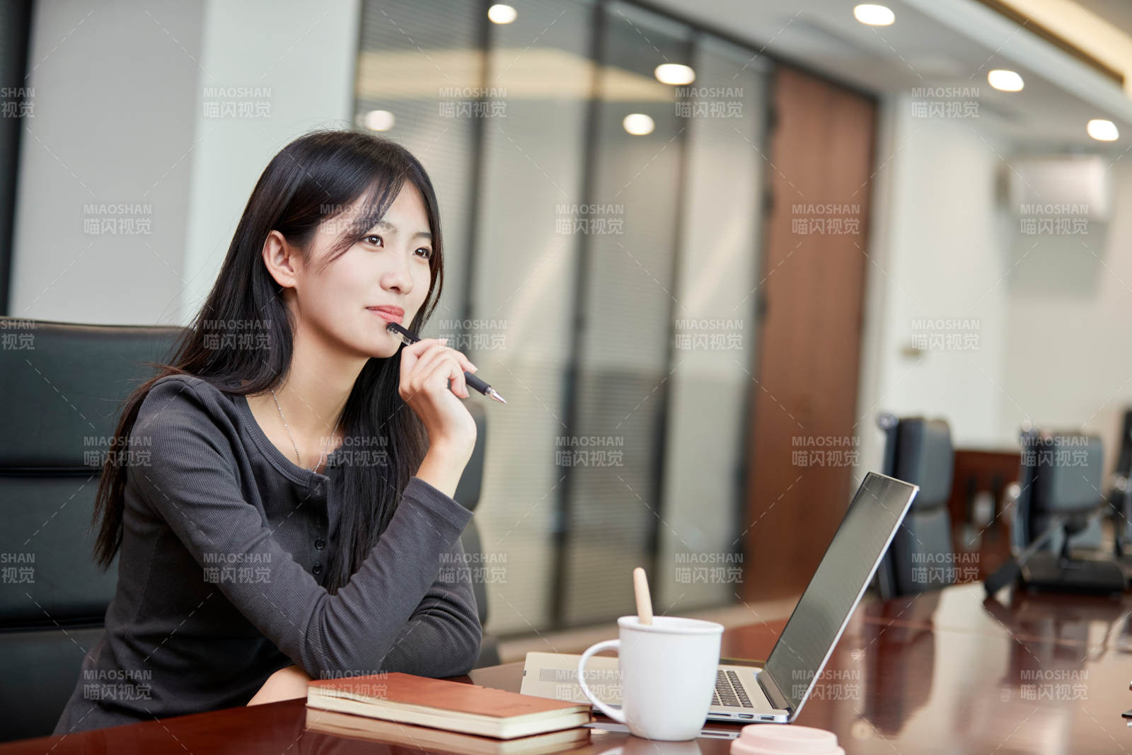 在室内使用电脑办公的亚洲白领女性图片