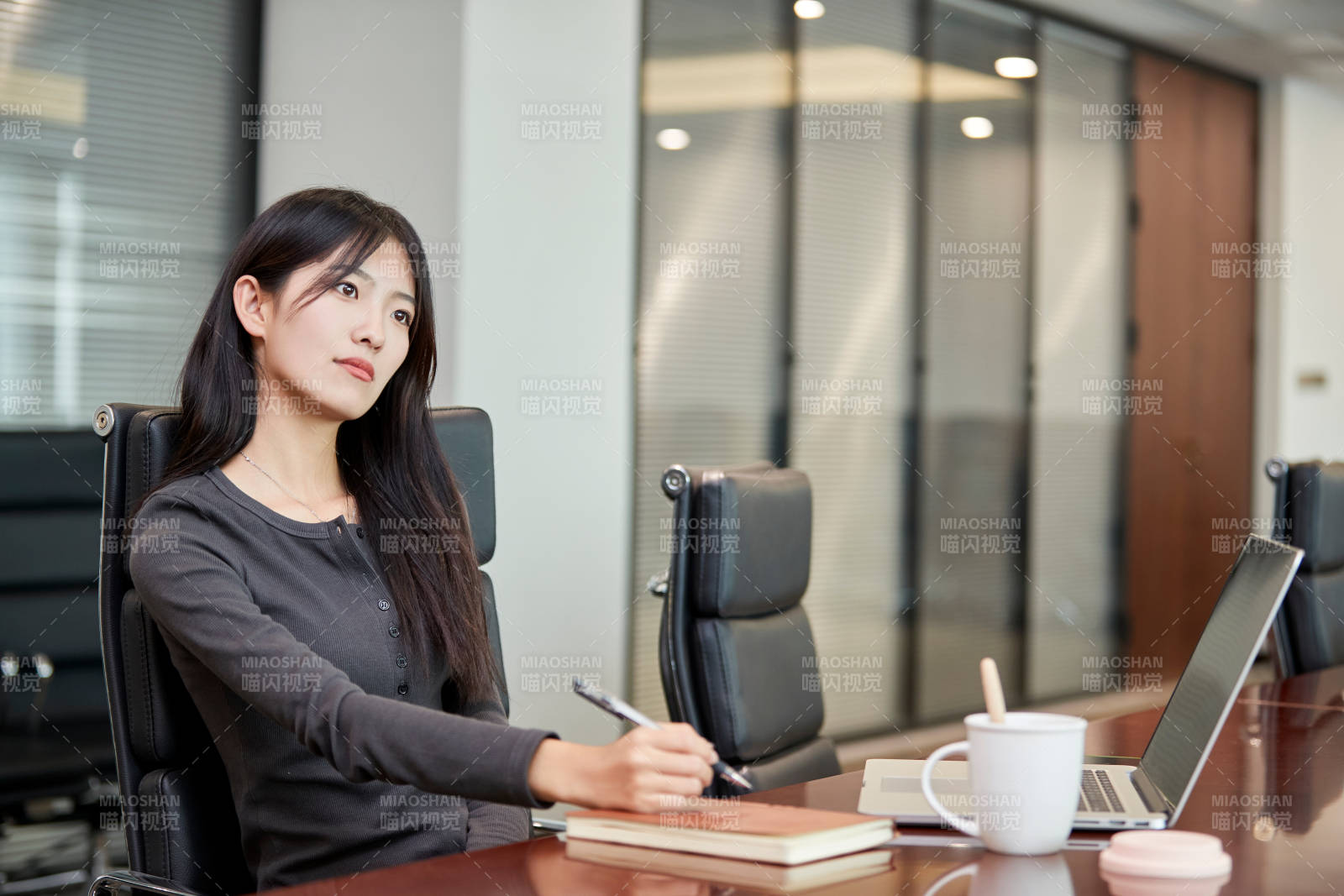 在室内使用电脑办公的亚洲白领女性图片