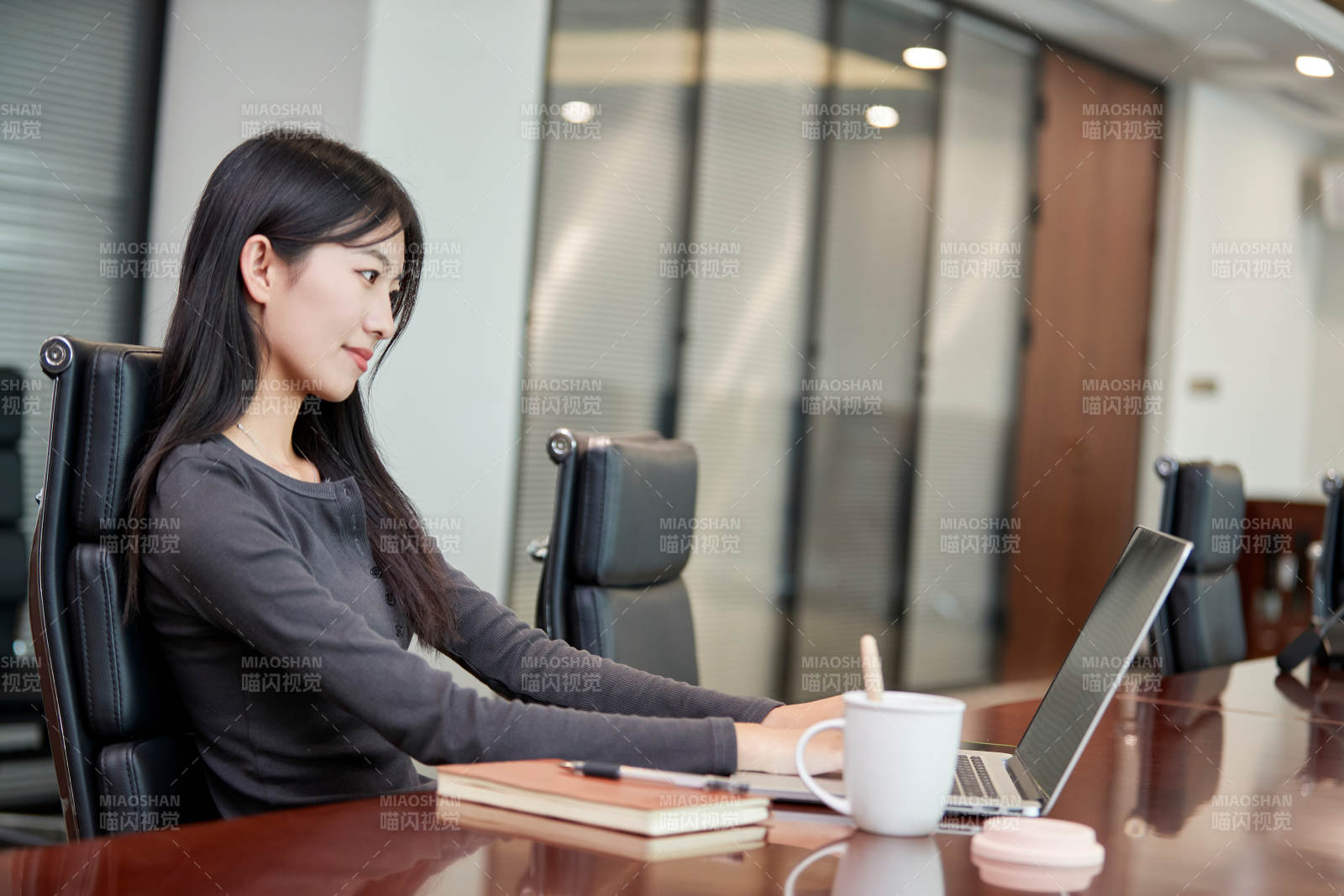 在室内使用电脑办公的亚洲白领女性图片