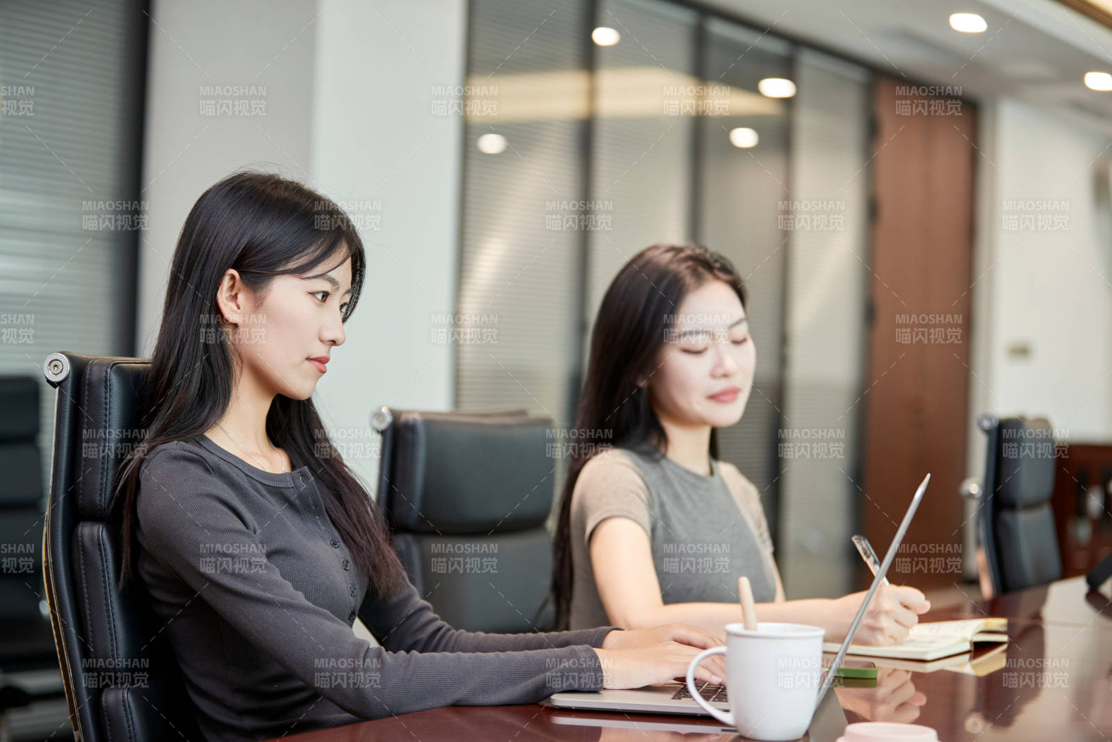 在室内使用电脑办公的亚洲白领女性图片